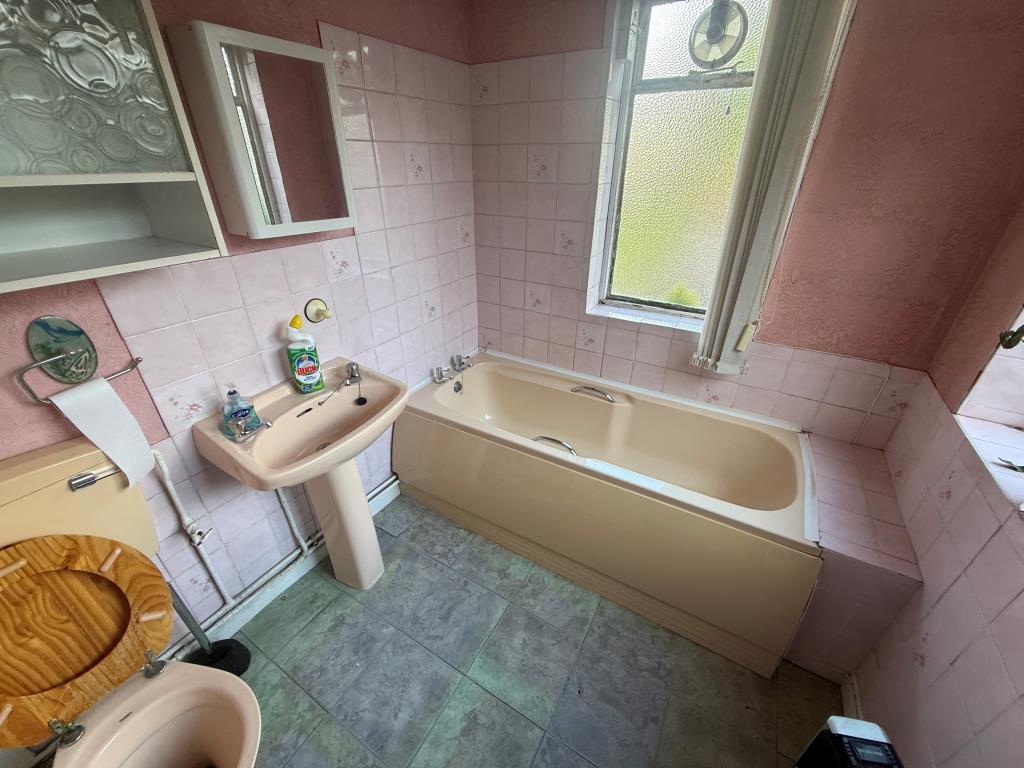 Lot: 87 - END-TERRACE HOUSE FOR REFURBISHMENT - Bathroom